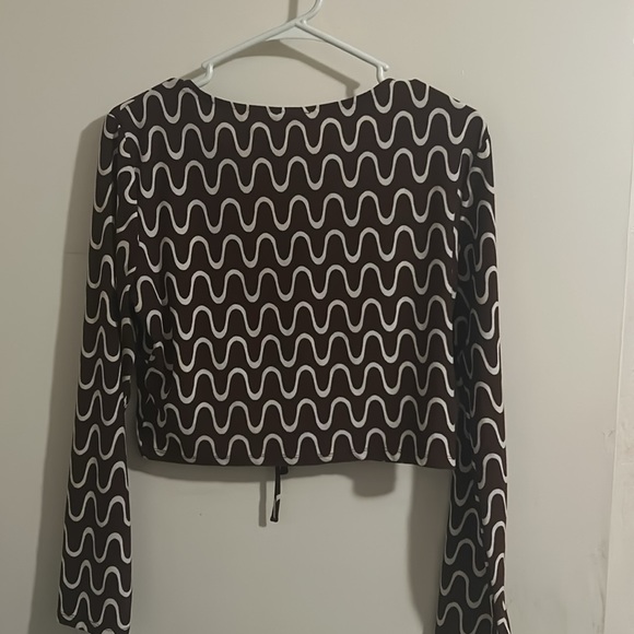Brown with white squiggles croptop - Picture 2 of 2